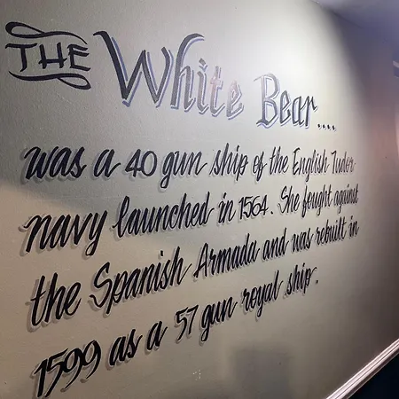 Otel White Bear At *